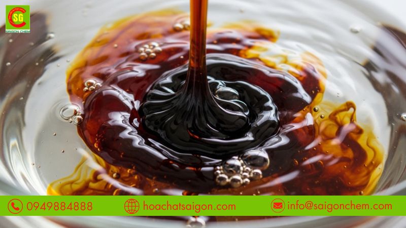 Pha mật rỉ đường với nước trước khi b&oacute;n cho c&acirc;y